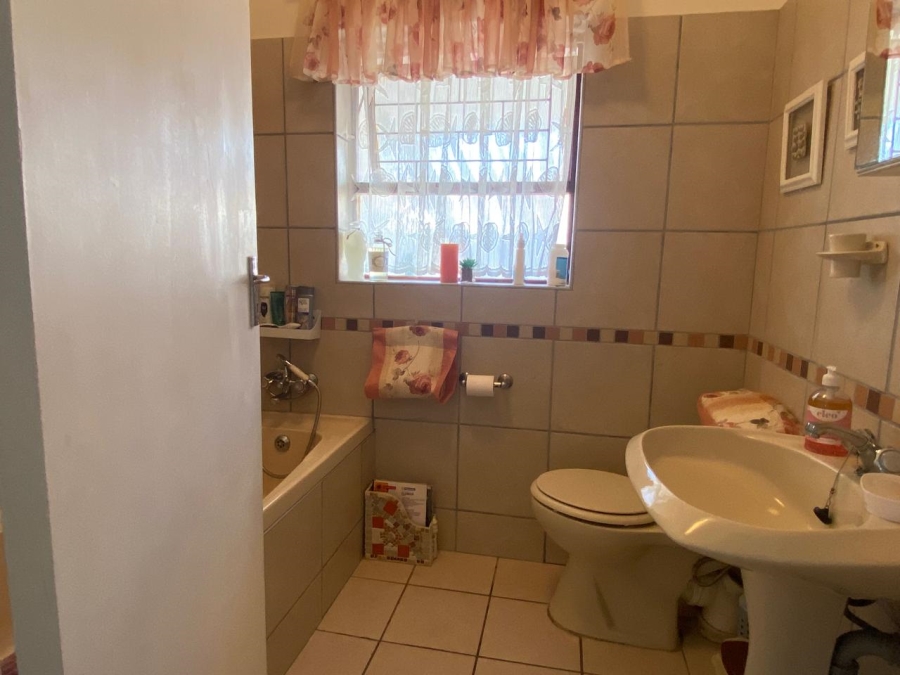 3 Bedroom Property for Sale in Deoville Park Western Cape